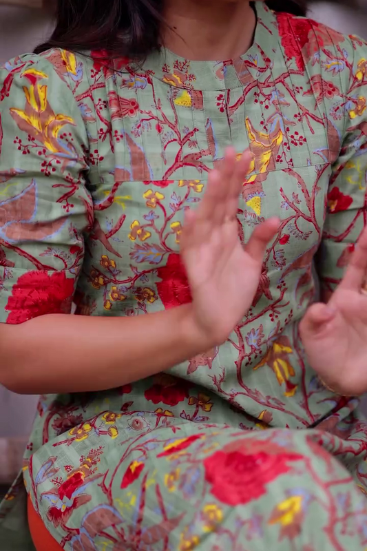 Gulmohar Ikaat kurties